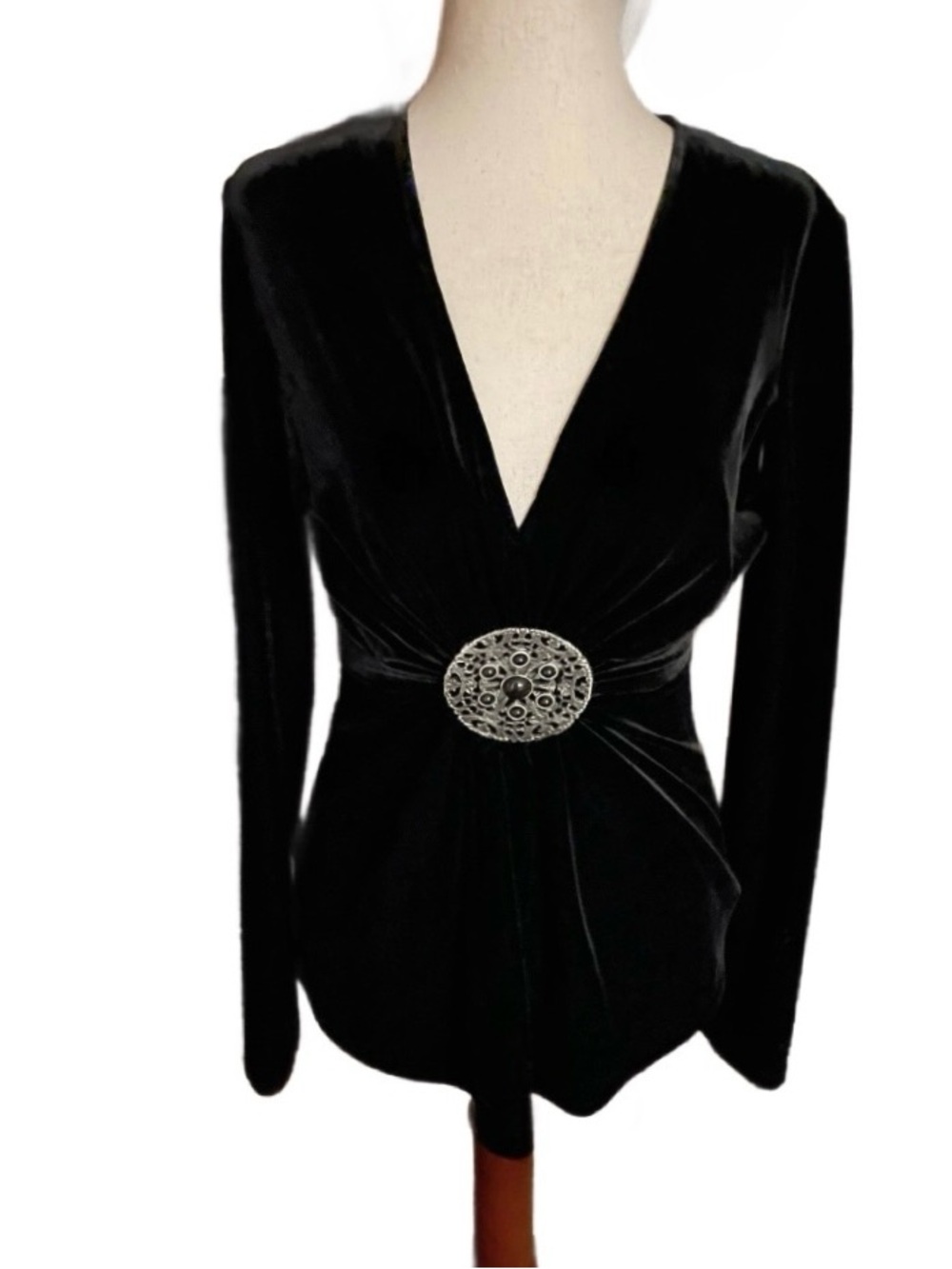 Chetta B ~ Women’s Size 6 ~ Black Velvet W/ Medallion Stone ~ Sweater